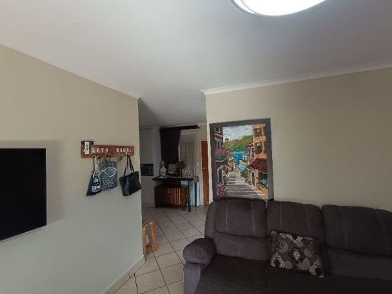 RASLOUW TOWNHOUSE  -  3 LIVING AREAS - 2 BED - 2 BATH  & 2 GARAGES - Photo 7