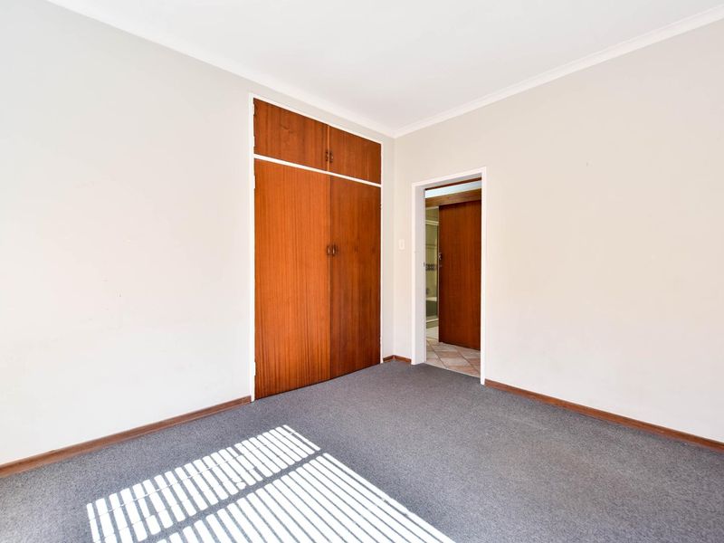 Four Bedroom home in a boomed-off, security estate - Moreleta Park - Photo 5
