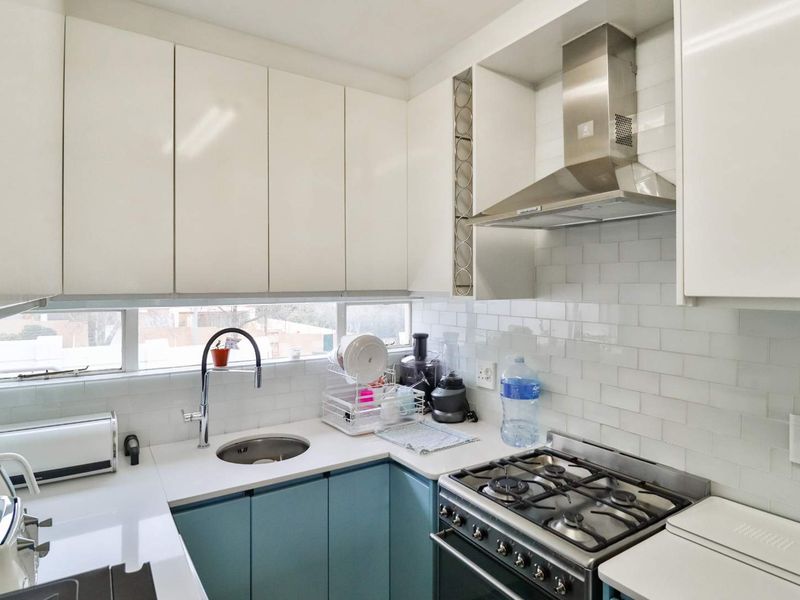 Stylish 2 Bed, 1 bath apartment for sale in Bryanston - Photo 4