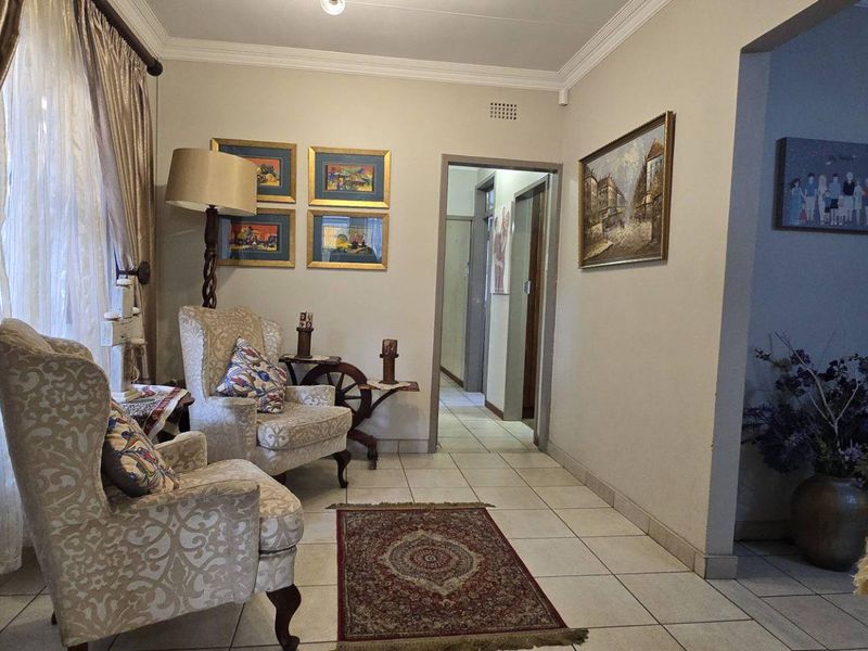 5 Bedroom House for Sale in Brackendowns - Photo 3