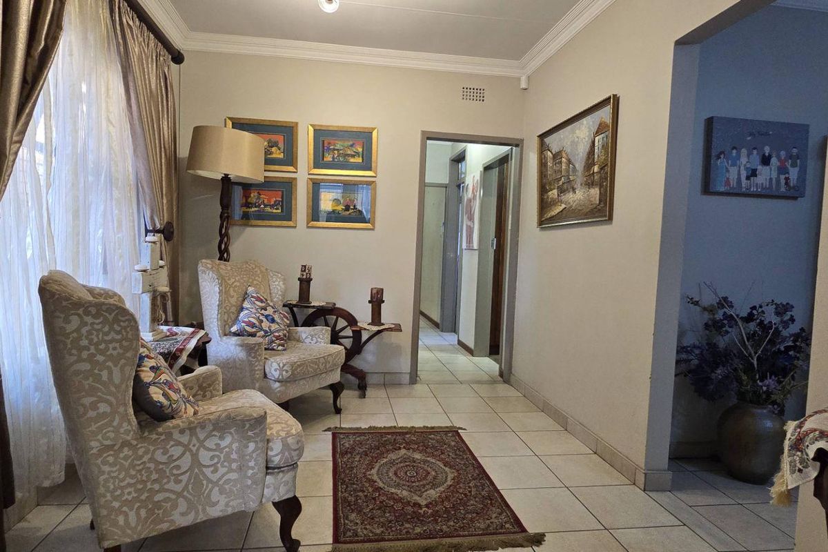 5 Bedroom House for Sale in Brackendowns - Photo 3