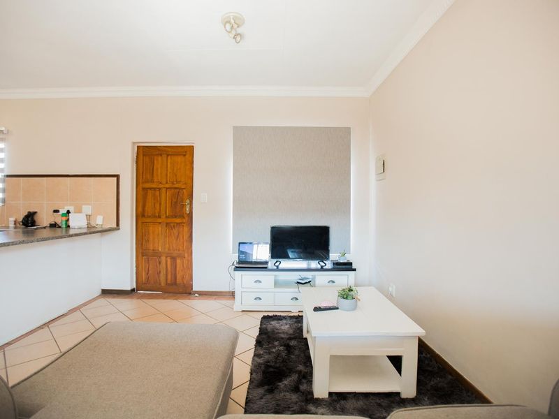 2 Bedroom Townhouse with Balcony - Photo 4