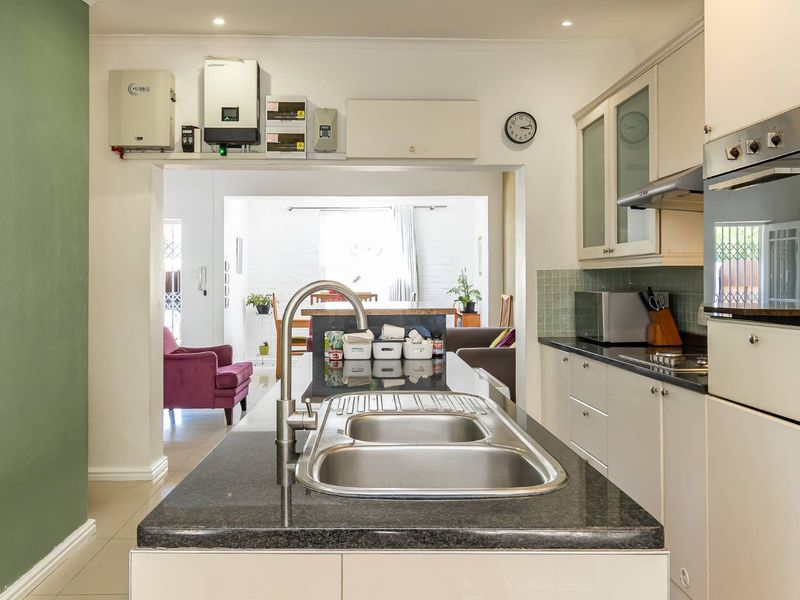 Modern and well maintained home with dual living! - Photo 10