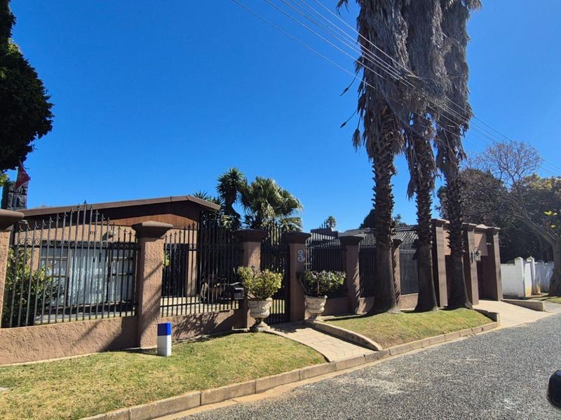 Elegant Family Home with Exceptional Entertainment Spaces | Secure Cul-de-Sac | The Hill, Johannesburg - Photo 1