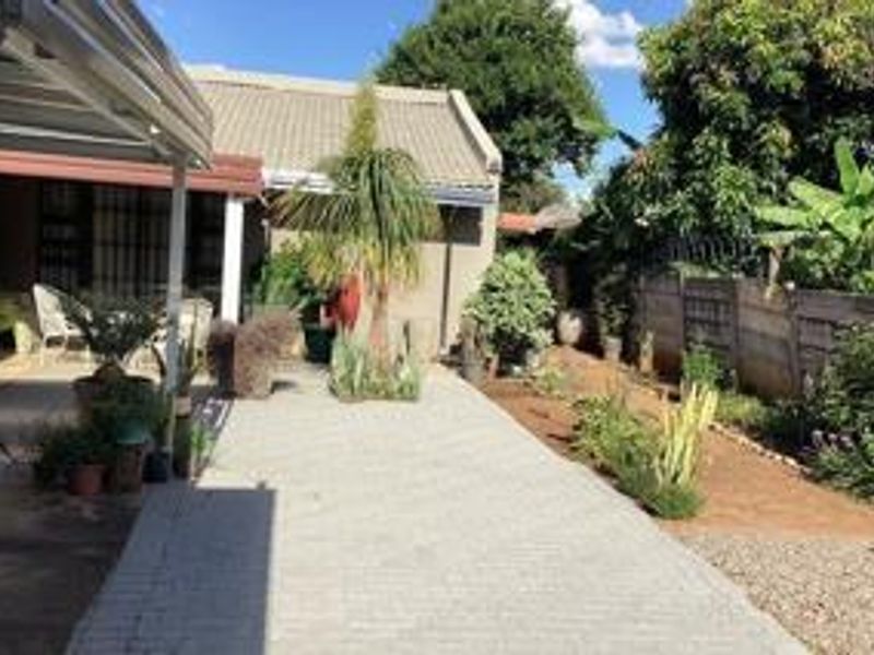 Stunning family home with modern features! - Photo 6