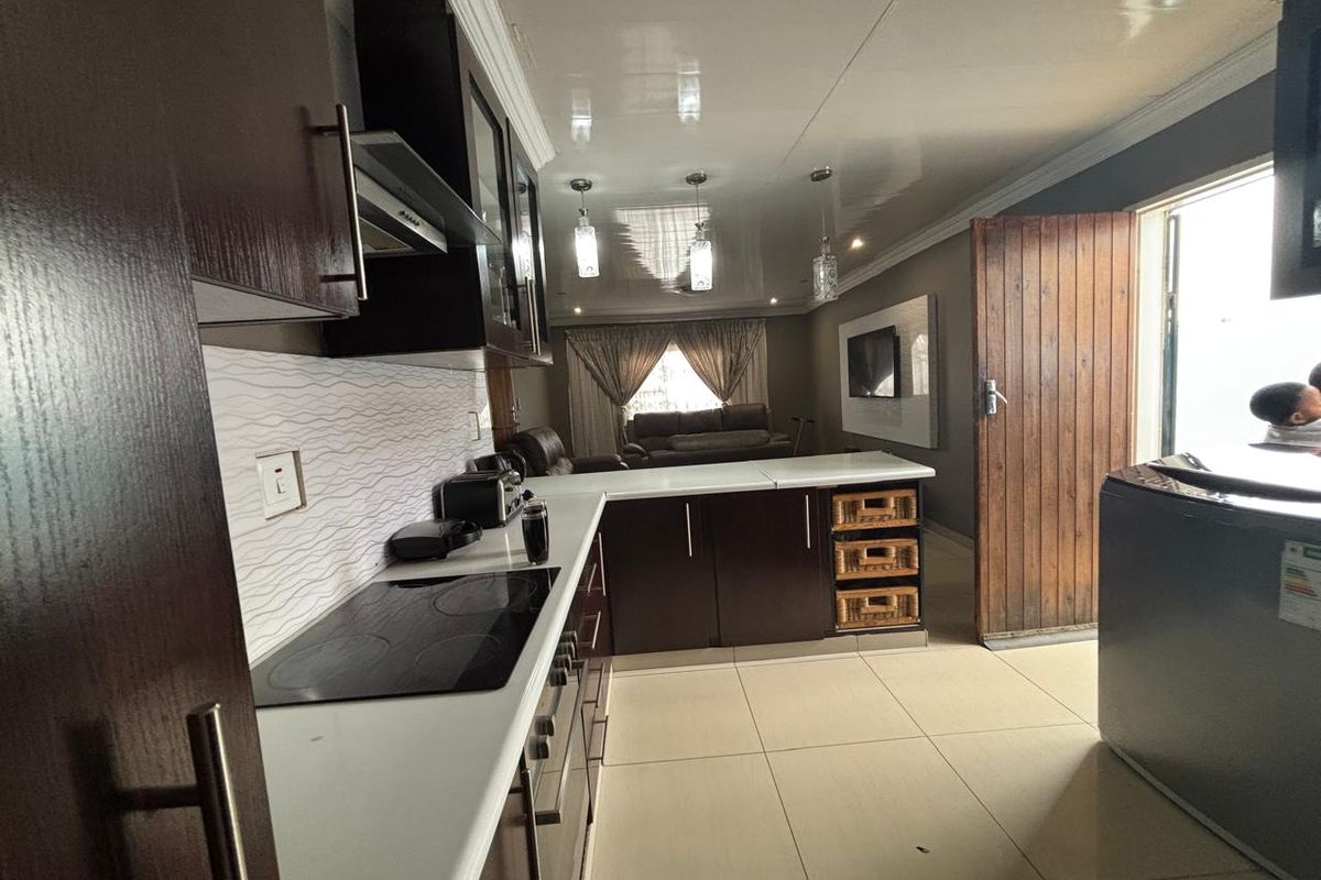 3 Bedroom House for sale in Protea Glen - Photo 2