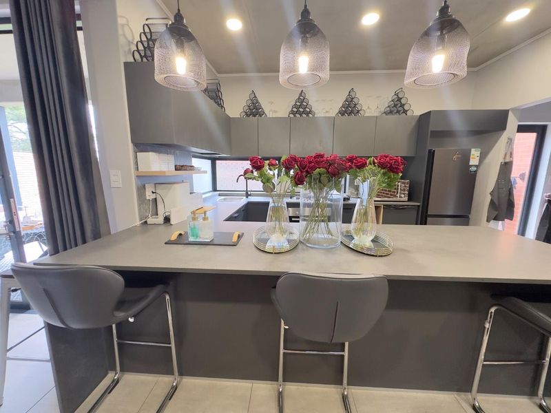 Newly built modern house in sort after secure complex - Photo 7