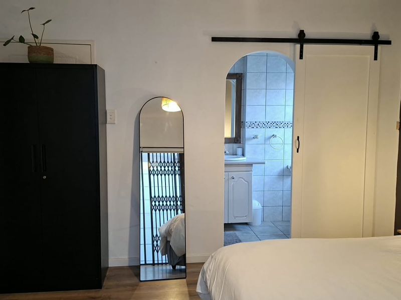 Furnished bachelor garden flatlet within walking distance of the beach - Photo 2