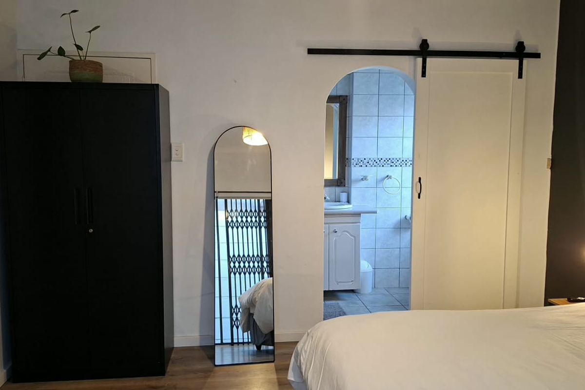 Furnished bachelor garden flatlet within walking distance of the beach - Photo 2