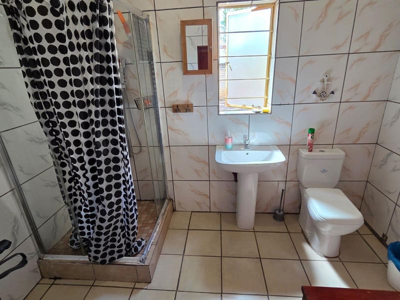 "Expand Your Vision: 3-Bed Home with Separate Flat!" - Photo 9