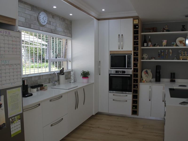 Modern Elegance Meets Timeless Luxury – Stunning 4-Bedroom Home with Pool, Cottage & Study for Sale in Bedfordview - Photo 6