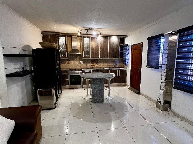 Move in ready house with quality finishes - Photo 3