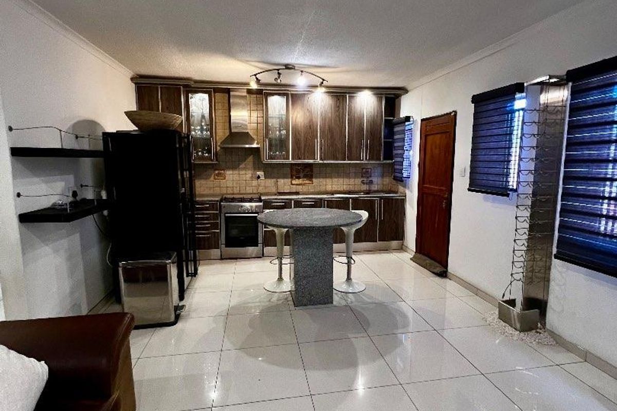 Move in ready house with quality finishes - Photo 3