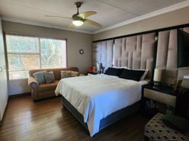 HEUWELSIG ESTATE - FREE STANDING DOUBLE STOREY - 3 BED - 2 BATH - 2 LVING - 2 LOCK-UP GARAGES - Photo 10