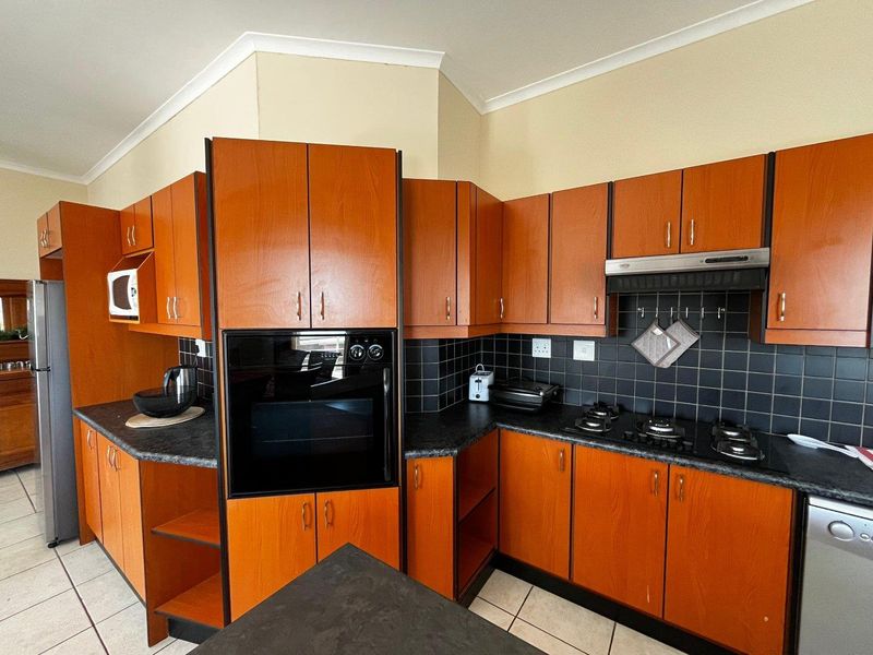 Sea-Facing 3-Bedroom Townhouse with Stunning Sunset Views & Spacious Terrace - Photo 10