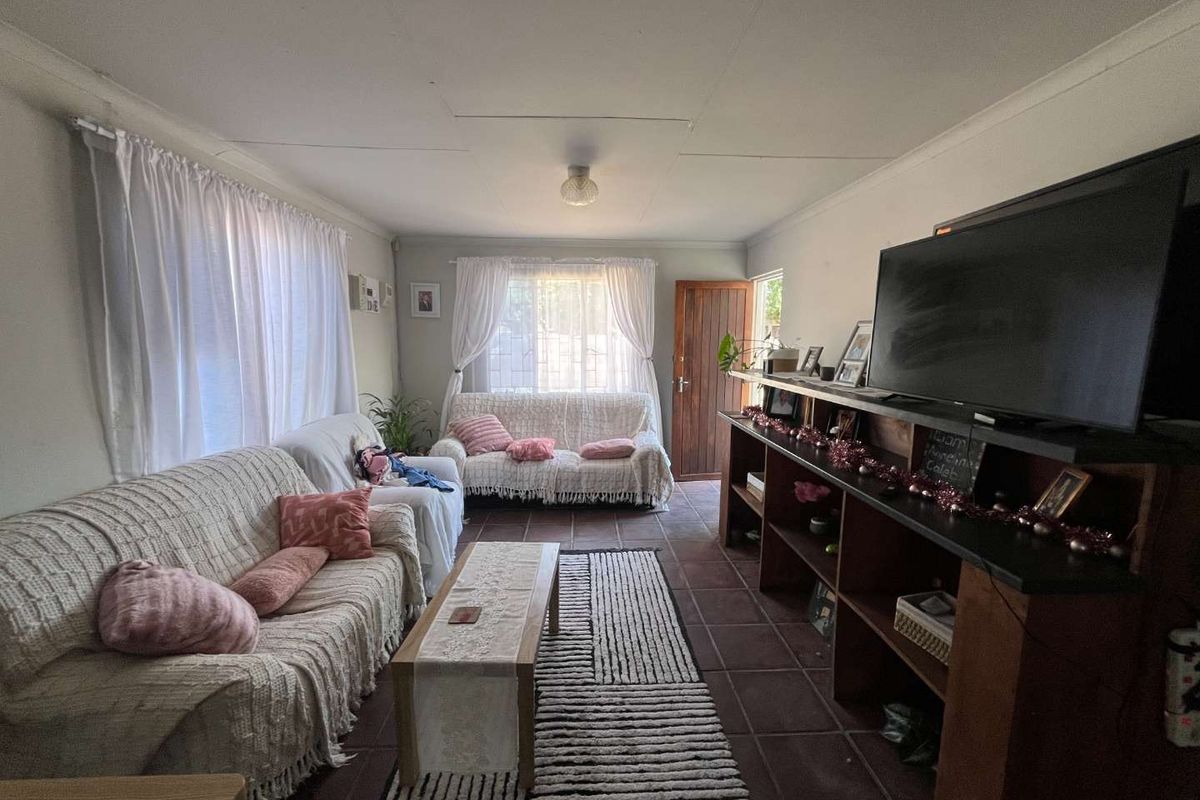 3 Bedroom House with Flat for Sale in Blydeville - Photo 2