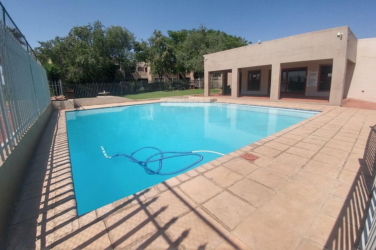 Townhouse For Sale in New Market Park, New Market, Alberton - Photo 2