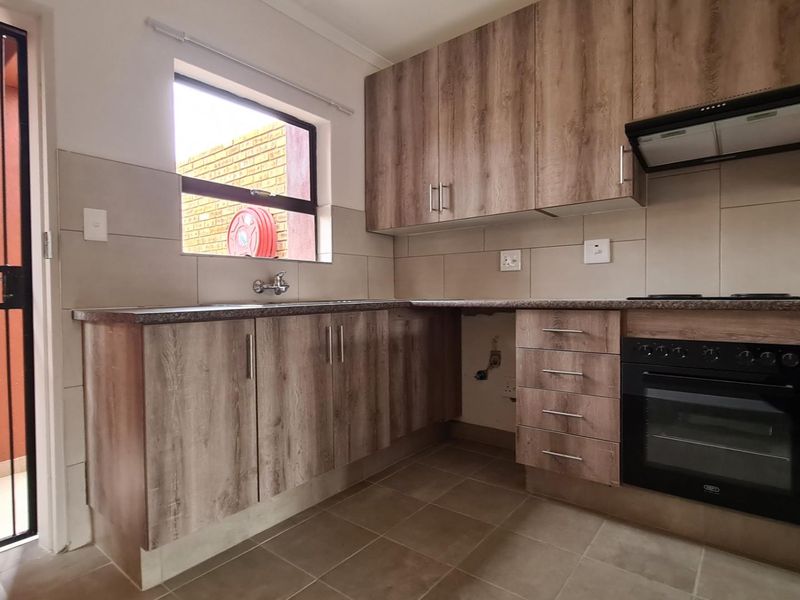 Perfect Second Floor 2Bedroom lockup and go! - Photo 2