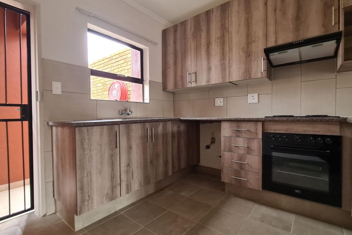 Perfect Second Floor 2Bedroom lockup and go! - Photo 2