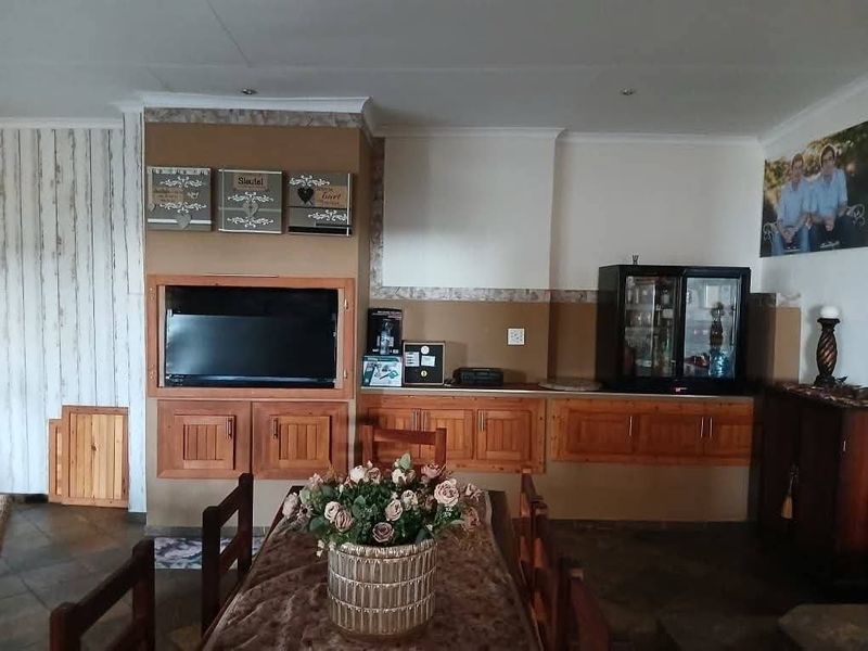 Nestled on a scenic hilltop with sweeping views over Keetmanshoop, this well-loved and beautifully maintained guesthouse offers comfort, charm and exceptional p - Photo 7