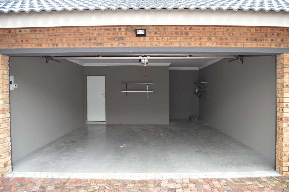 MODERN CLUSTER IN BRACKENHURST - Photo 4