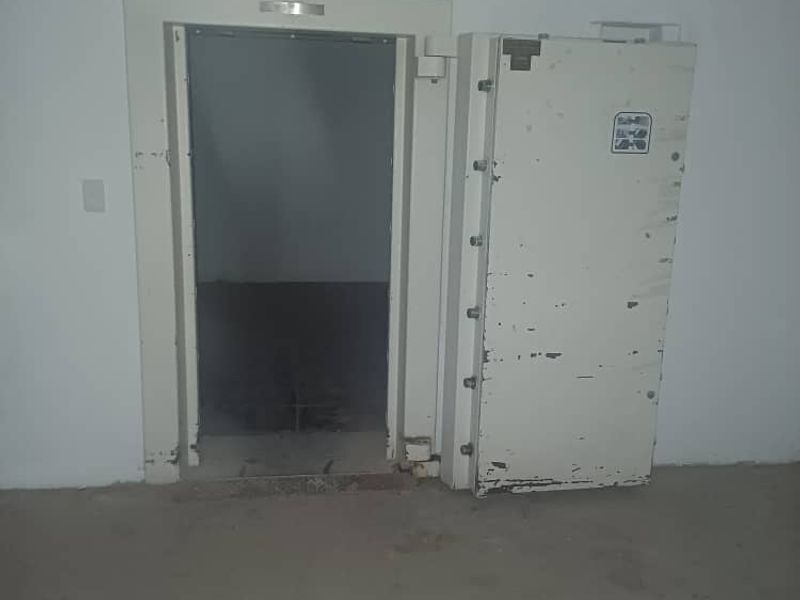 Retail spaces to let Gustav Voigts Centre - Photo 4