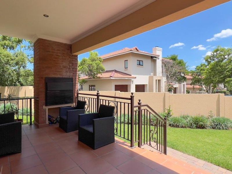 Gorgeous Townhouse in Midstream Estate - Photo 4