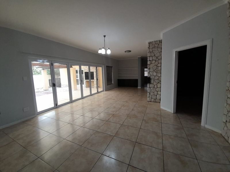 SPACIOUS FAMILY HOUSE AT ROSSMUND !! - Photo 4
