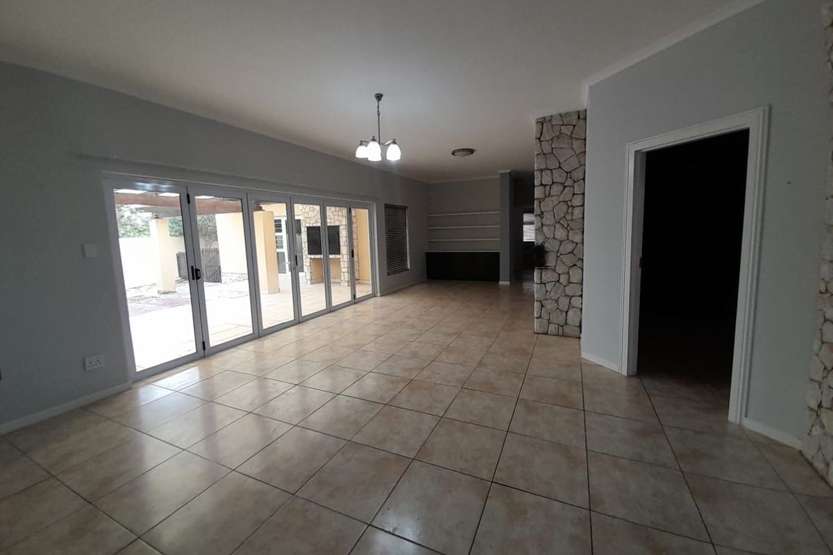 SPACIOUS FAMILY HOUSE AT ROSSMUND !! - Photo 4