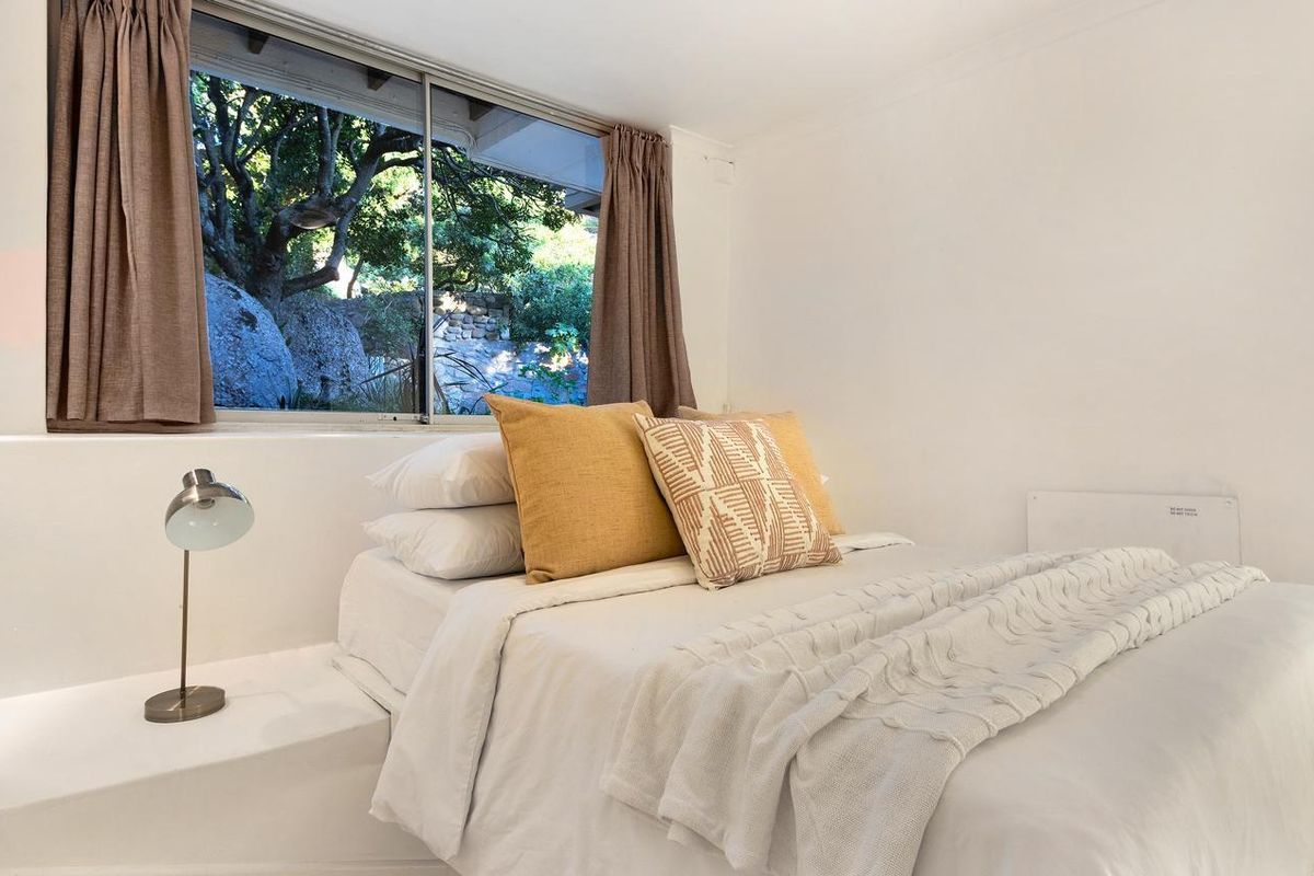 4 bedroom Bungalow For Sale in Glen Beach, Camps Bay - Photo 3