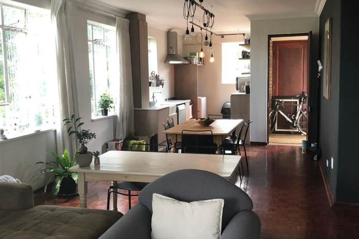 Luxurious Living Near Thrupps - Spacious Top Floor Apartment! - Photo 3