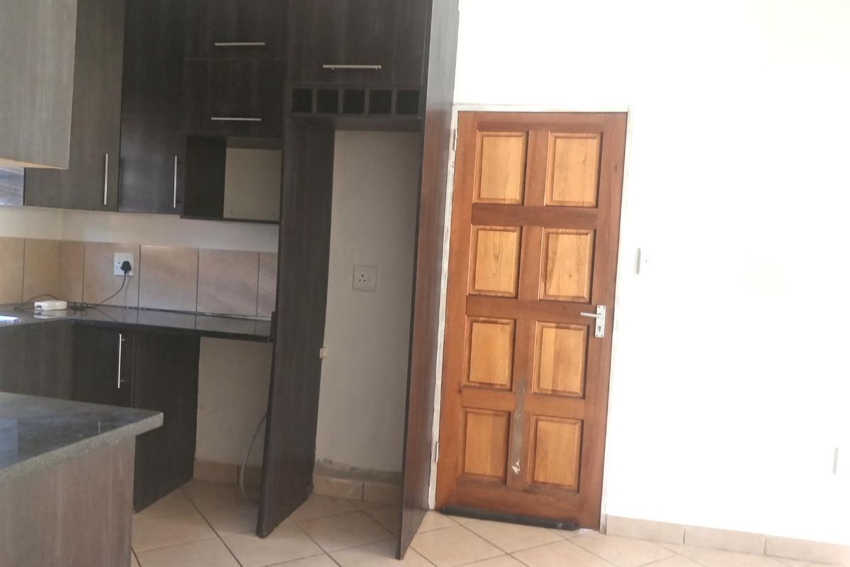 TWO BEDROOM TOWNHOUSE FOR SALE IN DAWN PARK - Photo 3