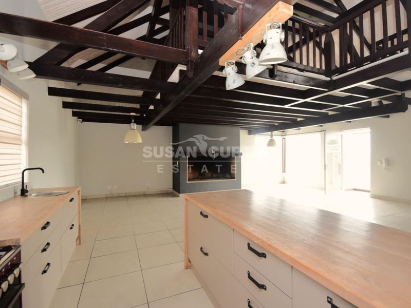 Spacious double story house near the Mall and beach - Photo 3