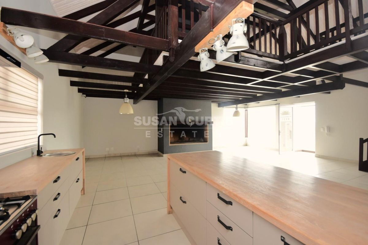 Spacious double story house near the Mall and beach - Photo 3