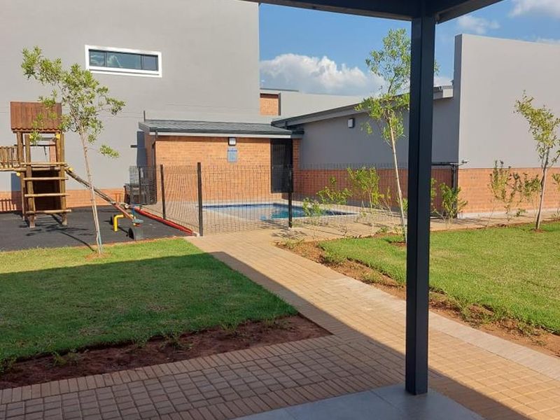 1 bedroom Loft unit in a small Security Estate!! - Photo 4