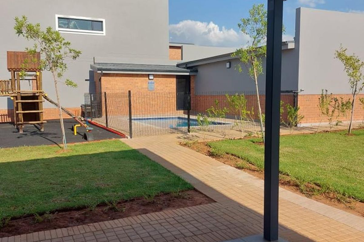 1 bedroom Loft unit in a small Security Estate!! - Photo 4