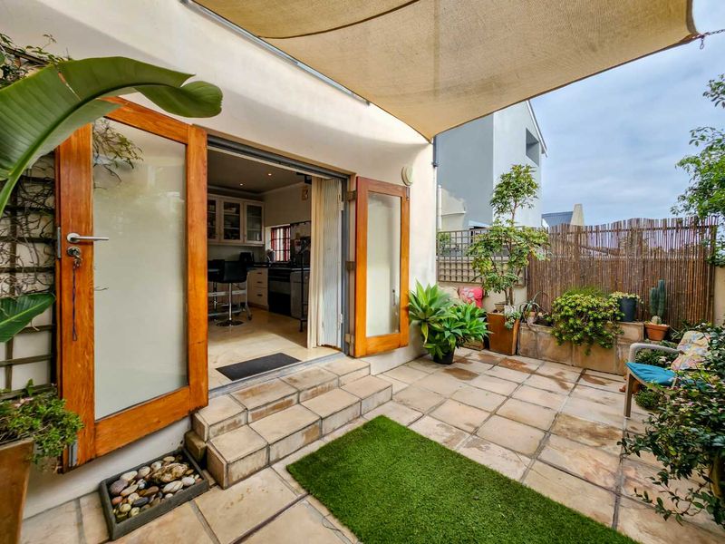 Upper Sea Point home on the border of Fresnaye - Photo 4