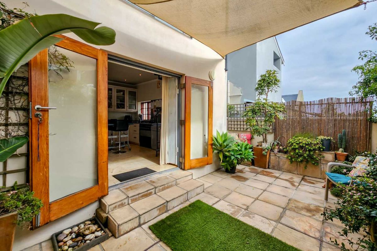 Upper Sea Point home on the border of Fresnaye - Photo 4