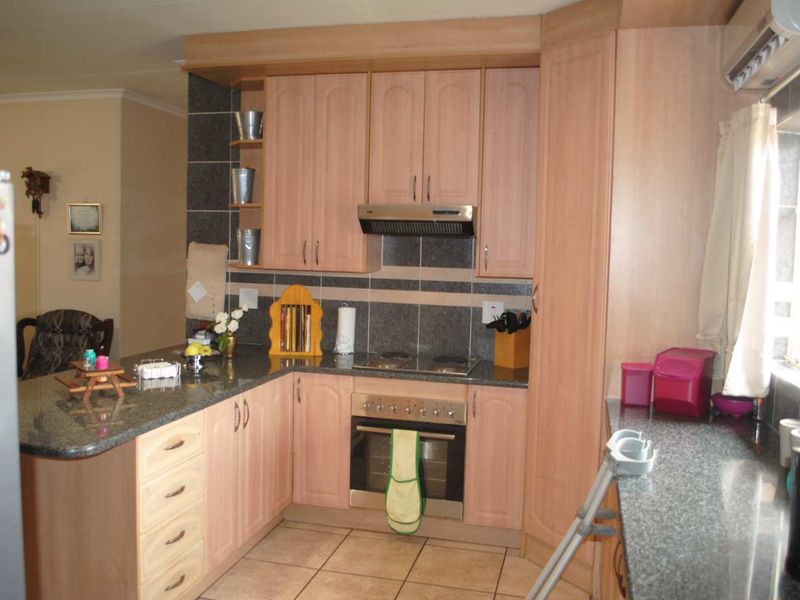 Lovely Neat Modern face brick home (Exceptional value in a sought-after area) - Photo 9