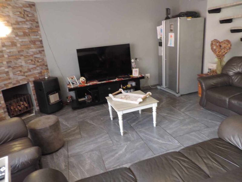 Two bedroomed duplex in secure Complex - Photo 6