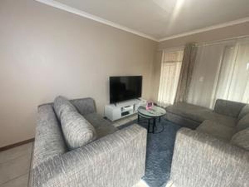 Spacious 3-Bed Family Home Near Top Schools & Shopping - Photo 10