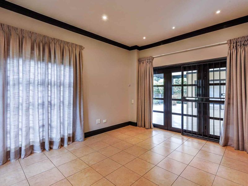 Elegant Family Living with Exceptional Security in Waterkloof Ridge - Photo 8