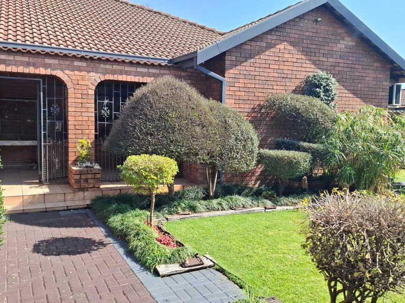 Renovated, Refined & Ready to Impress in Aerorand - Photo 1