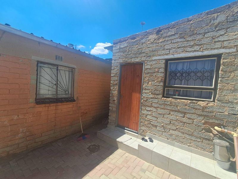 2 Bedroom House With 7 Outside Rooms In Esselen Park - Photo 5