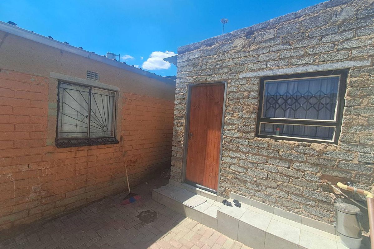 2 Bedroom House With 7 Outside Rooms In Esselen Park - Photo 5