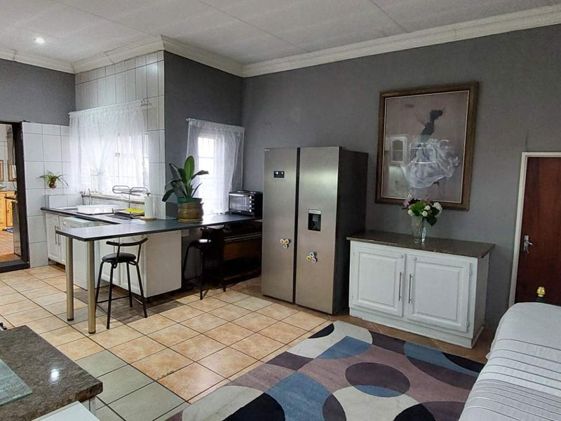 Family Home with Guest Suite and Flatlet. - Photo 9