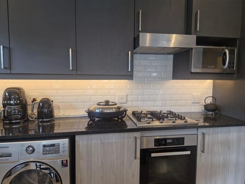 Sleek and modern 2 bedroom apartment in secure quiet complex - Photo 9