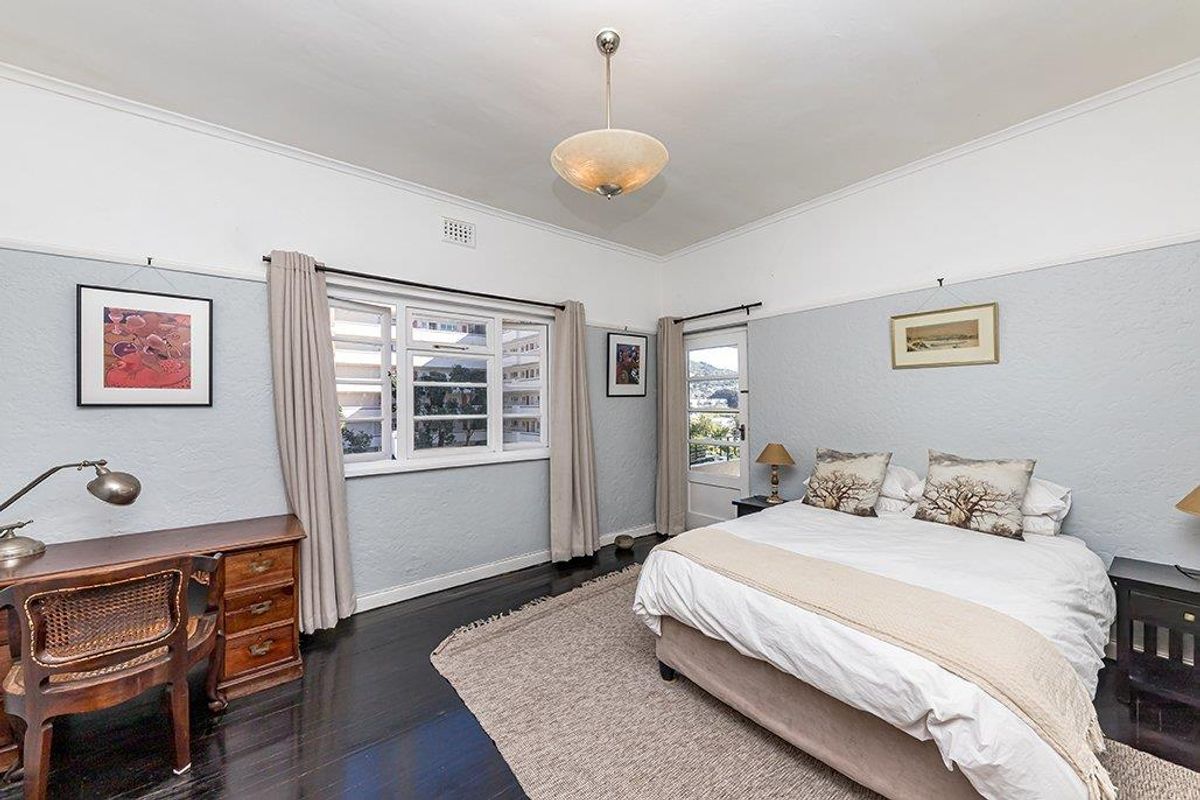 Art Deco Corner Apartment That Feels Like 'Home' - Photo 3