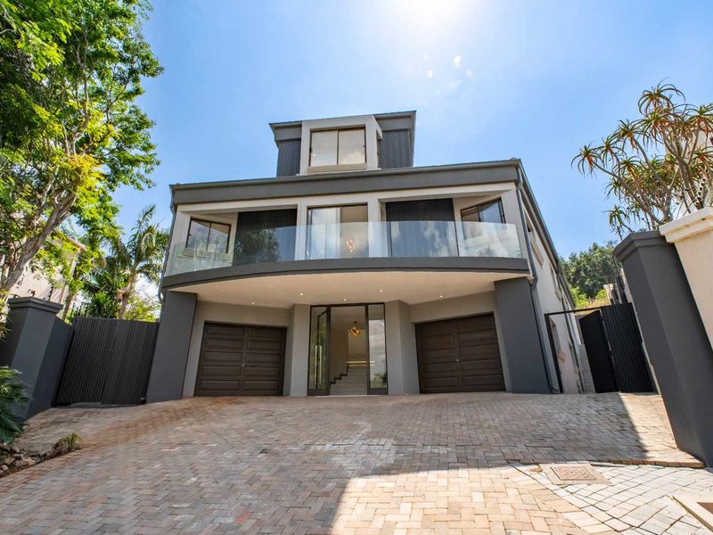 Luxury Family Home | Newly Renovated Modern Masterpiece in Prime Waterkloof Ridge - Photo 2