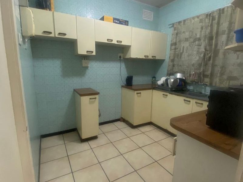 Charming 2Bedroom Apartment in the Heart of Montclair - Photo 2